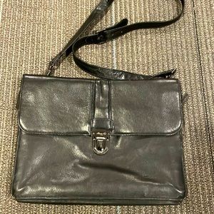 Kenneth Cole-Excellent Condition-Black leather briefcase.